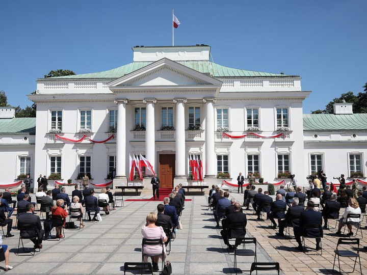 Prezydent RP Andrzej Duda podczas uroczystości wręczenia okolicznościowych tablic „Miejsce Pamięci Bitwy Warszawskiej 1920 roku”. Fot. PAP/W. Olkuśnik