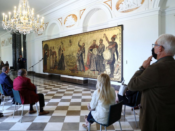 Otwarcie wystawy „Szablą i krzyżem. Pokaz obrazu Jana Henryka Rosena w Stulecie Cudu nad Wisłą 1920” w Bibliotece Królewskiej Zamku Królewskiego w Warszawie. Fot. PAP/R. Guz