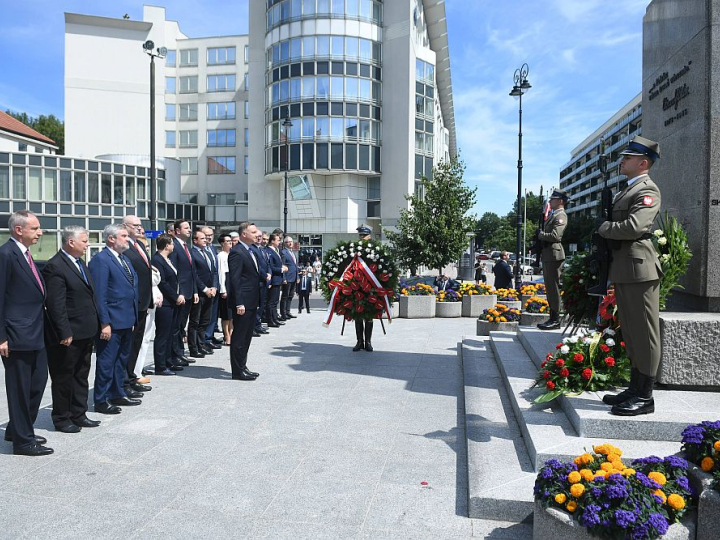 Prezydent Andrzej Duda (C) składa kwiaty przed pomnikiem Wincentego Witosa na Placu Trzech Krzyży w Warszawie. 24.07.2020. Fot. PAP/R. Pietruszka