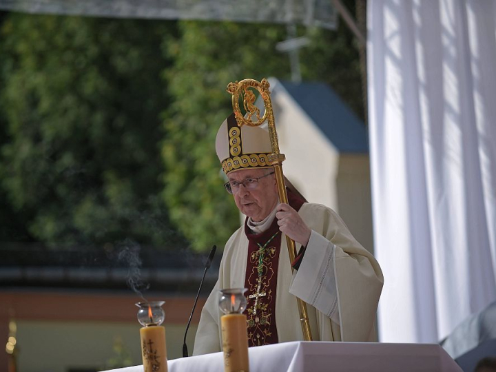 Przewodniczący Episkopatu Polski abp Stanisław Gądecki podczas mszy św. na terenie kaplicy przy cmentarzu bohaterów 1920 r. w Ossowie. Fot. PAP/M. Obara