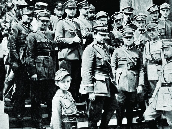 Warszawa, lipiec 1920 r. Generalny Inspektor Armii Ochotniczej, gen. Józef Haller, w otoczeniu oficerów swego sztabu. Źródło: Warszawska Agencja Fotograficzna/„Tygodnik Ilustrowany” nr 31/1920