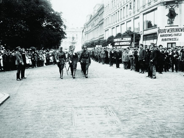 Warszawa, plac Saski, 18 lipca 1920 r. Ochotnicy przed wyruszeniem na front. Źródło: W. Rokosz/Centralne Archiwum Wojskowe WBH