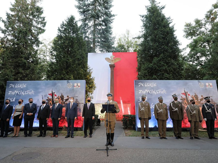 Apelu pamięci przed Pomnikiem Poległych w 1920 r. na Cmentarzu Wojskowym na Powązkach. 14.08.2020. Fot. PAP/P. Supernak