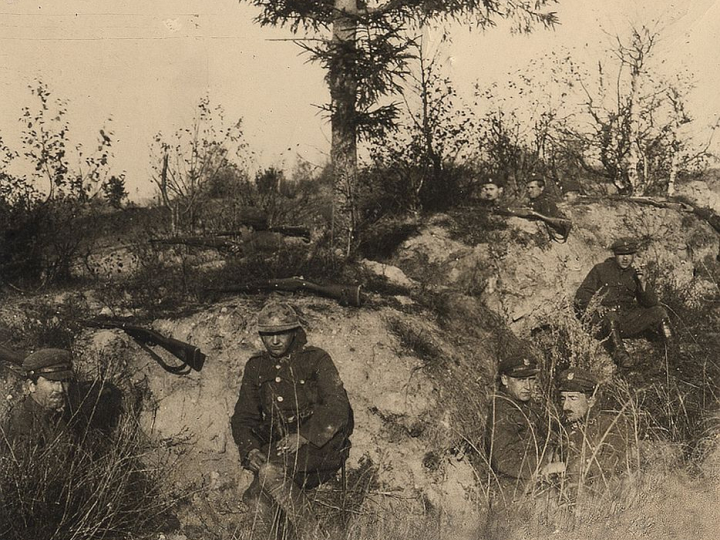 Żołnierze polscy podczas walk pod Radzyminem. 08.1920. Źródło: CAW