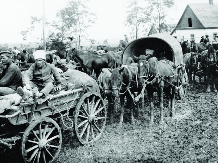 Lipiec 1920 r. Tabory 1 Armii Konnej w marszu. Źródło: Rosyjskie Państwowe Archiwum Filmowe i Fotograficzne w Moskwie