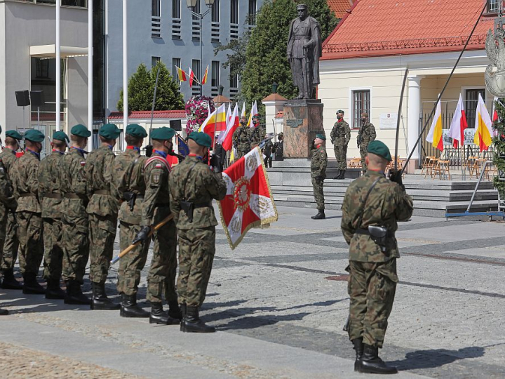 Żołnierze 18 Białostockiego Pułku Rozpoznawczego podczas obchodów setnej rocznicy tzw. bitwy białostockiej przed pomnikiem Józefa Piłsudskiego w Białymstoku. Fot. PAP/A. Reszko