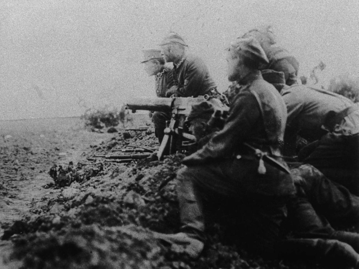 Żołnierze z polskim karabinem maszynowym na polu bitwy pod Radzyminem. 08.1920. Fot. PAP/Archiwum