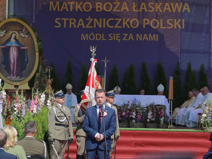 Minister obrony narodowej Mariusz Błaszczak (C) podczas mszy świętej w Sanktuarium Jana Pawła II w Radzyminie z okazji Święta Wojska Polskiego w setną rocznicę Bitwy Warszawskiej. Fot. PAP/T. Gzell