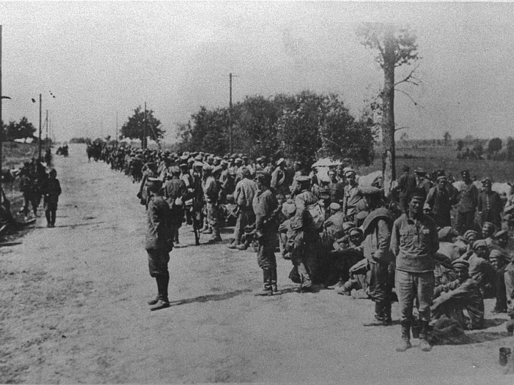 Warszawa 1920 r. Jeńcy bolszewiccy na szosie między Radzyminem a Warszawą, wzięci do niewoli podczas bitwy o Warszawę. Dokładna data nieznana. Fot. PAP-Archiwum Dokładna data nieznana