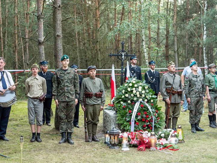 Uroczystości i apel pamięci w Mikorzynie, gdzie znajduje się symboliczna mogiła porucznika Jerzego Pieszkańskiego. 14.08.2020. Fot. PAP/T. Żmijewski