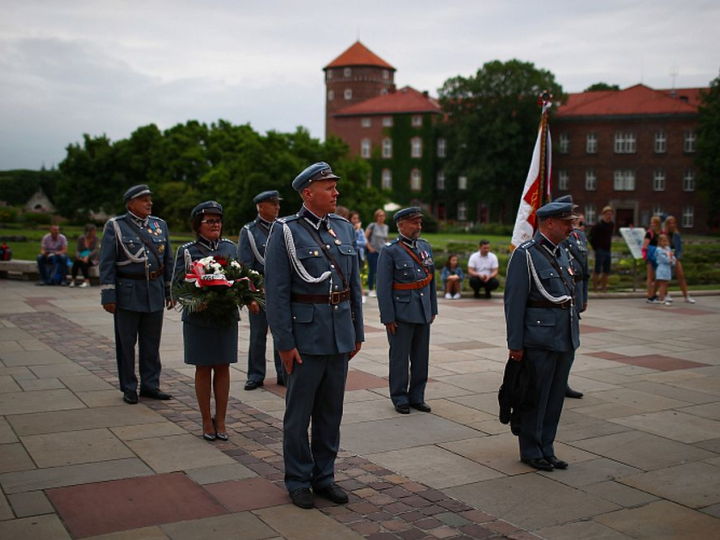 Kraków, 05.08.2020. Uczestnicy uroczystości przed Wawelem z okazji  inauguracji LV Marszu Szlakiem Pierwszej Kompanii Kadrowej. Fot. PAP/Ł. Gągulski