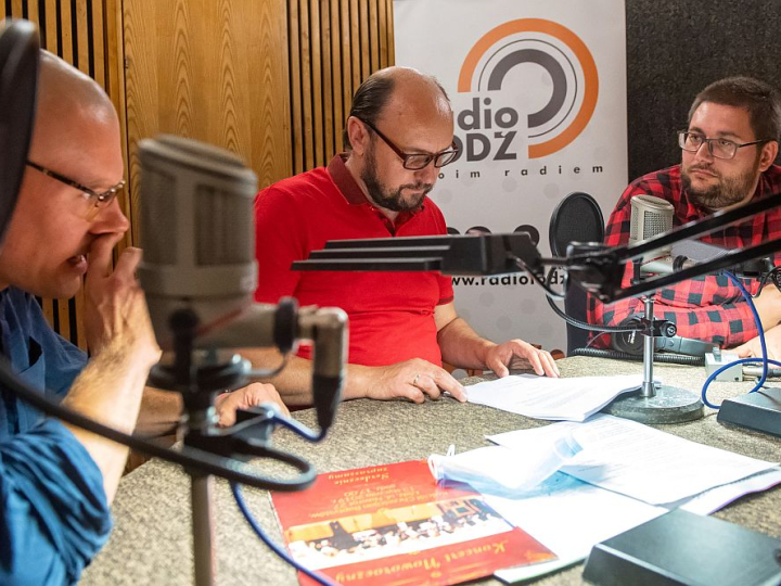 Aktor Adam Woronowicz (C), reżyser Mikołaj Szczęsny (L) i adiunkt w dziale historycznym Muzeum Tradycji Niepodległościowych w Łodzi Sebastian Adamkiewicz (P) podczas realizacji słuchowiska pt. „Zagadka Jana K.” w siedzibie Radia Łódź. Fot. PAP/G. Michałowski