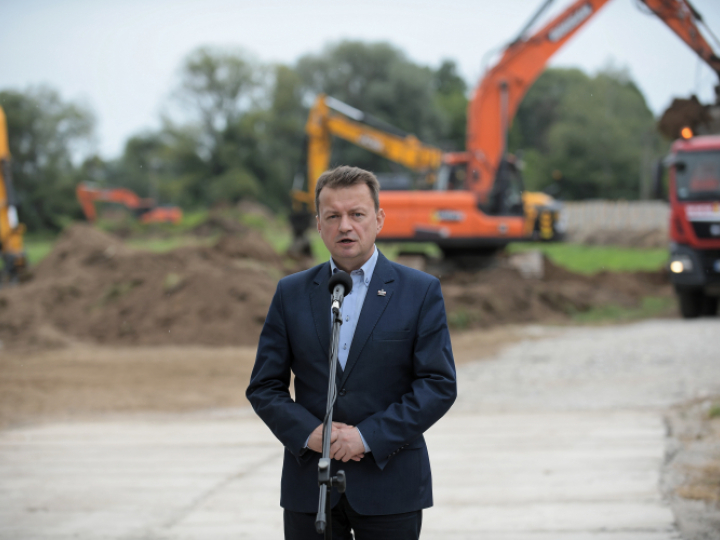 Minister obrony narodowej Mariusz Błaszczak podczas konferencji prasowej poświęconej budowie Muzeum Bitwy Warszawskiej 1920 roku w Ossowie. Fot. PAP/M. Obara