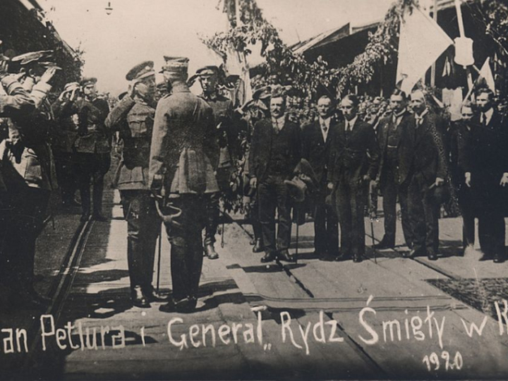 Powitanie na dworcu w Kijowie atamana S. Petlury przez gen. E. Śmigłego-Rydza. 10.05.1920. Źródło: CAW