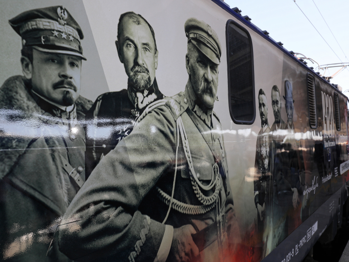 Lokomotywy oklejone grafiką programu programu Niepodległa. Fot. PAP/P. Supernak