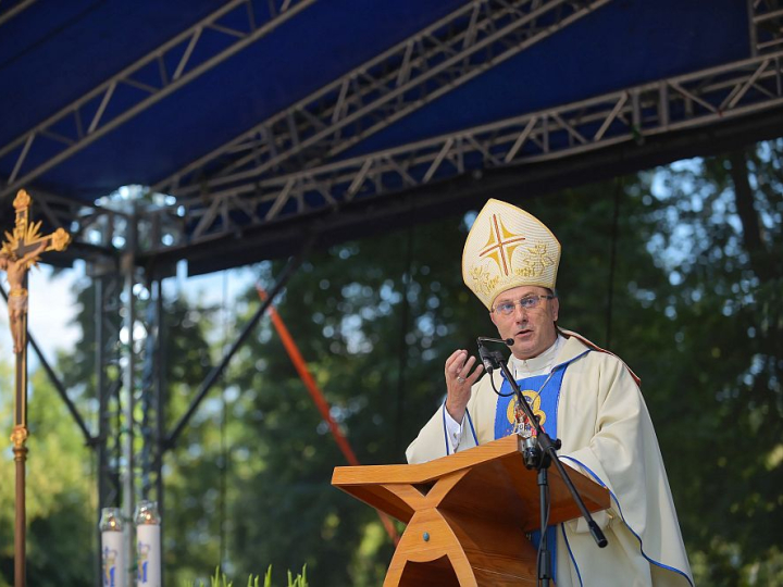 Prymas Polski abp Wojciech Polak przewodniczy mszy świętej na Cmentarzu Żołnierzy Polskich 1920 w Radzyminie. 15.08.2020. Fot. PAP/M. Obara