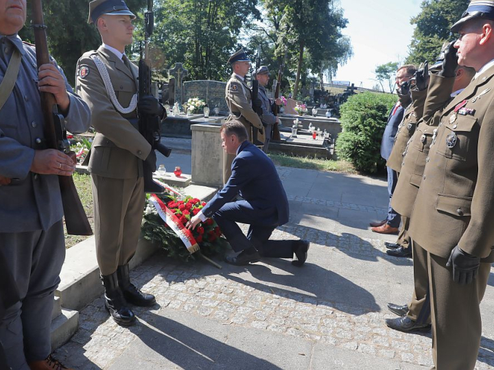 Minister obrony narodowej Mariusz Błaszczak (C) podczas podczas uroczystości na Cmentarzu Żołnierzy Wojny Polsko-Bolszewickiej w Radzyminie. 16.08.2020. Fot. PAP/T. Gzell