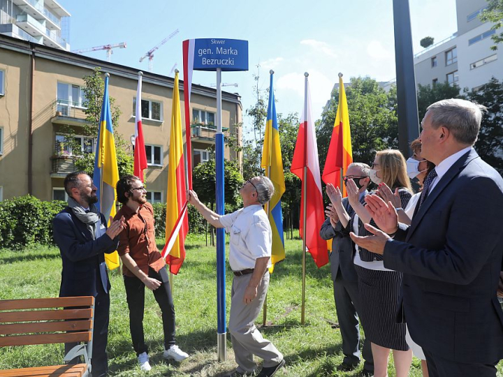 Zastępca prezydenta Warszawy Michał Olszewski (L), ambasador Ukrainy w RP Andrij Deszczycia (P) oraz krewni generała (2L i 3L) podczas uroczystości nadania imienia ukraińskiego gen. Marka Bezruczki skwerowi położonemu przy ul. J.K. Ordona w Warszawie. Fot. PAP/T. Gzell