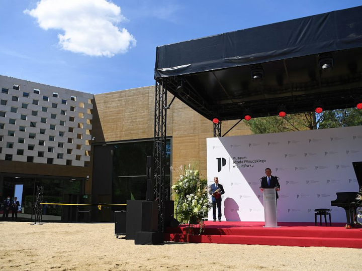 Prezydent RP Andrzej Duda podczas uroczystego otwarcia nowego budynku Muzeum Józefa Piłsudskiego w Sulejówku. 14.08.2020. Fot. PAP/P. Nowak