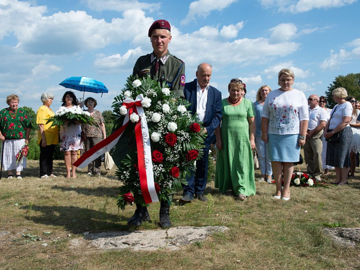 Prezes Związku Polaków na Litwie Michał Mackiewicz (C-P) podczas obchodów Święta Wojska Polskiego i 100. rocznicy Bitwy Warszawskiej. 15.08.2020. Fot. PAP/V. Doveiko