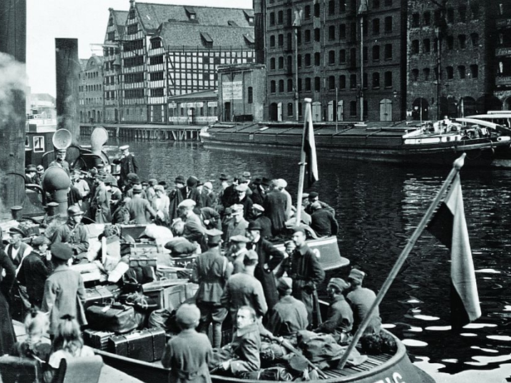 Gdańsk, wrzesień 1920 r. Delegacja polska wyruszająca na negocjacje pokojowe z bolszewikami. Źródło: C.U.F. Biuro Prasowe/Muzeum Wojska Polskiego w Warszawie