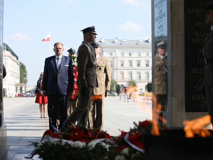 Szef Urzędu do Spraw Kombatantów i Osób Represjonowanych Jan Józef Kasprzyk (L) składa kwiaty przed Grobem Nieznanego Żołnierza podczas uroczystości 100. rocznicy bitwy niemeńskiej. Warszawa, 25.09.2020. Fot. PAP/L. Szymański