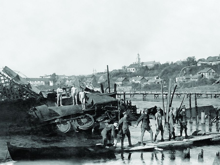 Grodno, 1920 r. Zniszczony most nad Niemnem, w tle drewniany most zbudowany przez polskich saperów. Źródło: L. Gelgor/Centralne Archiwum Wojskowe WBH