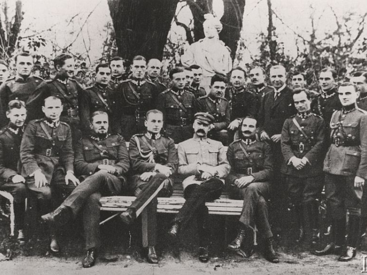 Warszawa, październik 1920. Naczelnik Państwa Józef Piłsudski w otoczeniu oficerów adiutantury generalnej w ogrodzie belwederskim. Źródło: Instytut Polski i Muzeum im. Gen. Sikorskiego w Londynie/Ośrodek KARTA