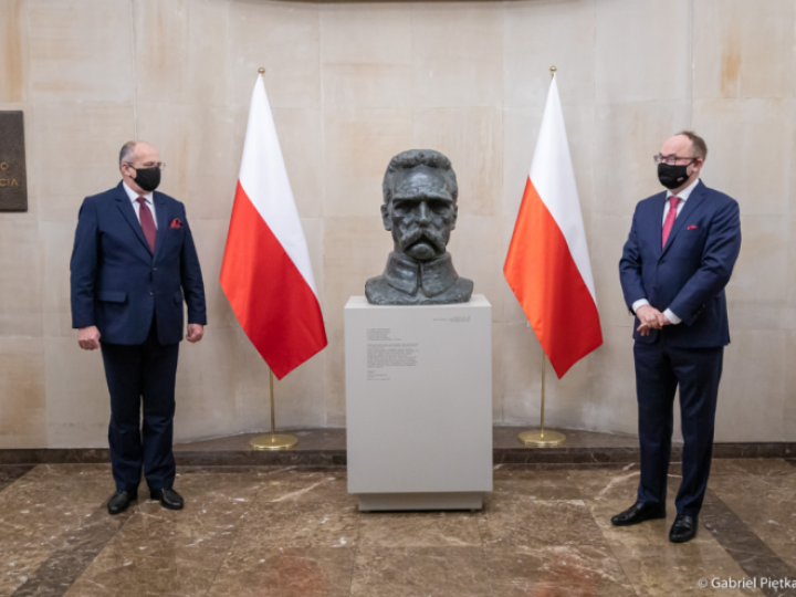 W siedzibie głównej MSZ szef resortu Zbigniew Rau i dyrektor generalny Służby Zagranicznej Andrzej Papierz odsłonili popiersie marszałka Józefa Piłsudskiego. Źródło: Twitter MSZ
