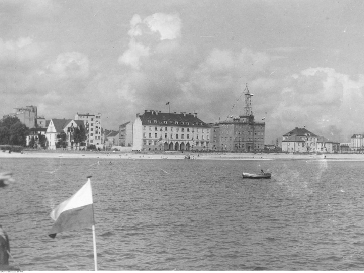 Panorama Gdyni od strony Zatoki Gdańskiej. Widoczny budynek „Żeglugi Polskiej”. 1933 r. Fot. NAC