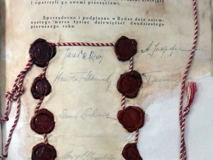 Ostatnia strona dokumentu Traktatu ryskiego z 18 marca 1921 r. z pieczęciami i podpisami stron. Źródło: Wikipedia Commons