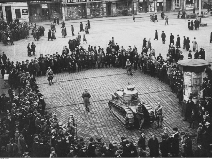 Plebiscyt na Śląsku: posterunek francuski w Katowicach. Widoczny czołg francuski Renault FT-17 otoczony tłumem gapiów. 03.1921. Fot. NAC