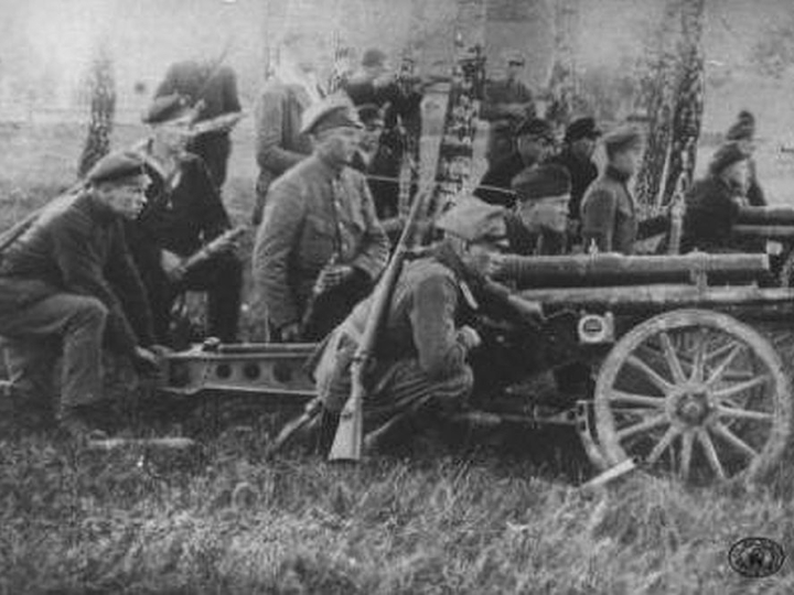 Grupa powstańców na stanowiskach bojowych. 1921 r. Fot. CAW