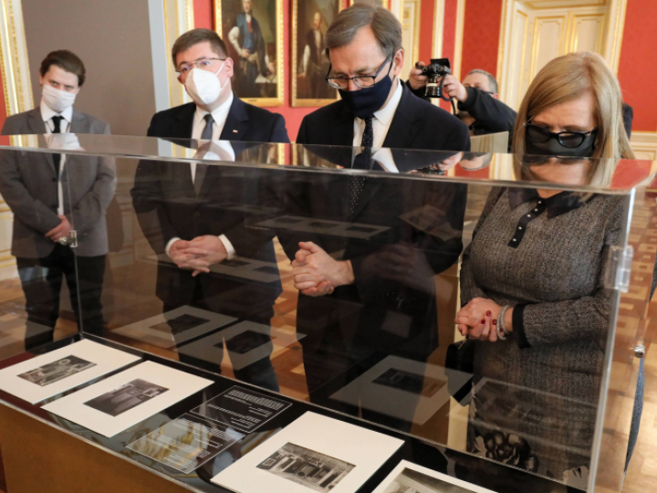  Prezes IPN Jarosław Szarek (2P) oraz wicemarszałek Sejmu Małgorzata Gosiewska (P) na Zamku Królewskim w Warszawie, 15 bm. na otwarciu wystawy „Traktat ryski - odzyskane dziedzictwo”. Fot. PAP/P. Supernak