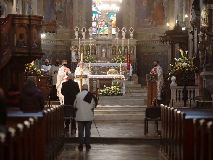 Bp Piotr Libera (4L-góra) podczas mszy św. w bazylice katedralnej Wniebowzięcia Najświętszej Maryi Panny w Płocku z okazji 100. rocznicy nadania miastu Krzyża Walecznych. Fot. PAP/S. Łabiński