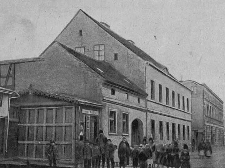 Szkoła we Wrześni, ok. 1901 r. Źródło: Wikipedia Commons