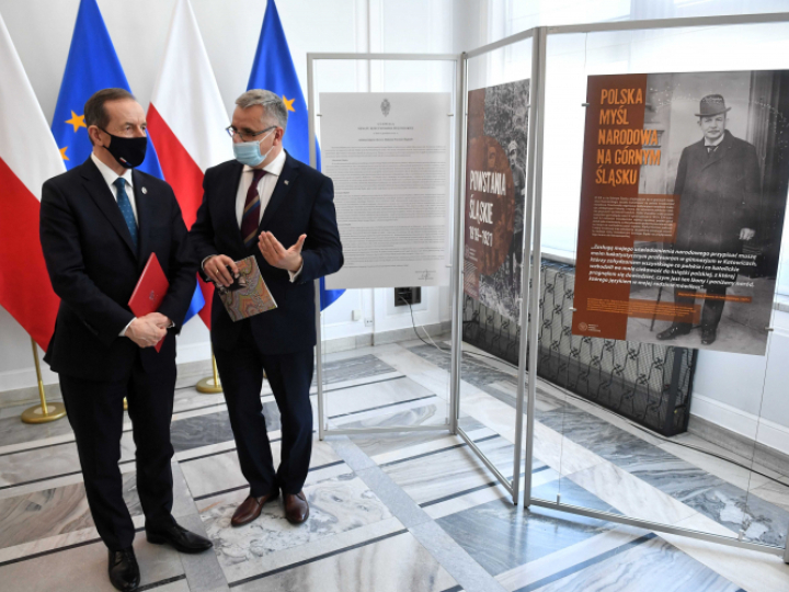 Marszałek Senatu Tomasz Grodzki (L) oraz dyrektor katowickiego oddziału Instytutu Pamięci Narodowej Andrzej Sznajder (P) podczas uroczystego otwarcia wystawy pt. „Powstania Śląskie 1919 -1921”. Fot. PAP/R. Pietruszka