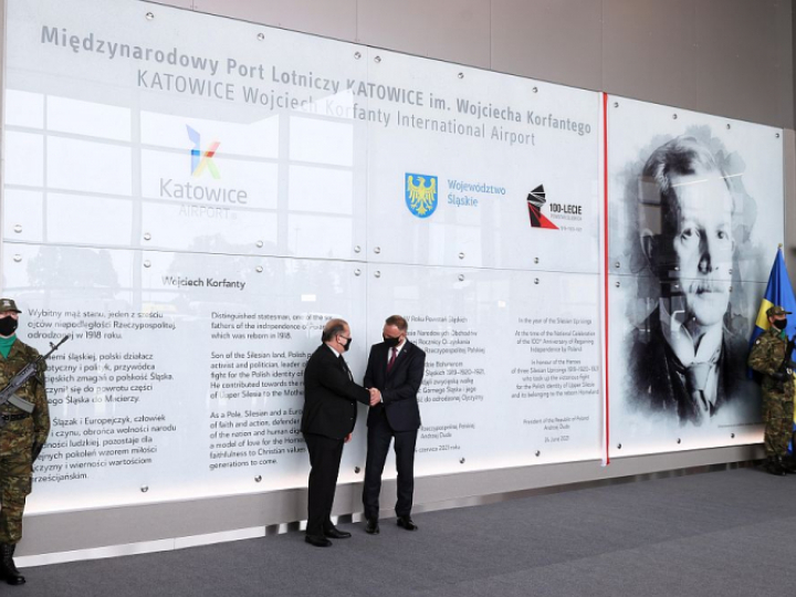 Prezydent Andrzej Duda (P) i Michael Korfanty podczas uroczystości nadania Międzynarodowemu Portowi Lotniczemu Katowice w Pyrzowicach imienia Wojciecha Korfantego. Fot. PAP/A. Grygiel