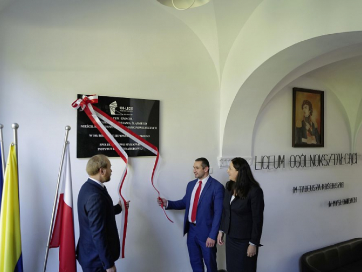 Jan Kwaśniewicz z katowickiego oddziału Instytutu Pamięci Narodowej (L), wiceprezydent Mysłowic Wojciech Chmiel (C) oraz dyrektorka I LO im. Tadeusza Kościuszki w Mysłowicach Dorota Konieczny-Simela (P) podczas uroczystości odsłonięcia tablicy upamiętniającej siedzibę Głównego Szpitala Wojsk Powstańczych. Fot. PAP/A. Grygiel                     