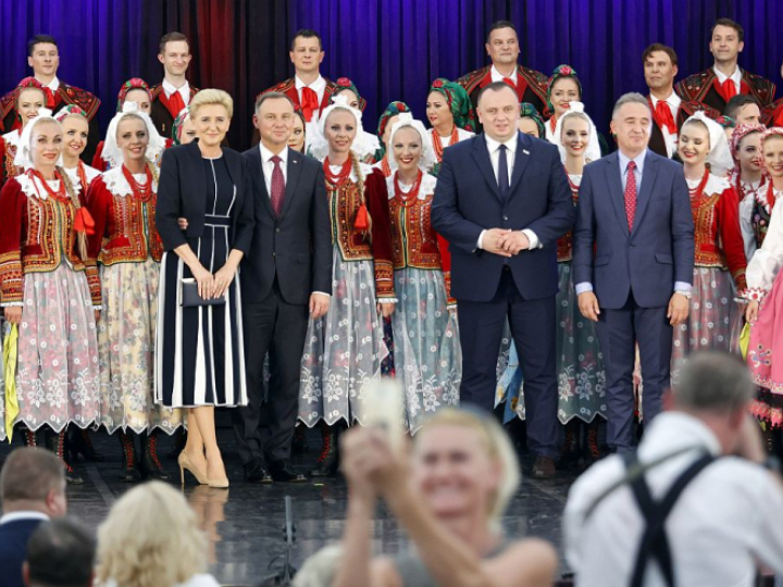 Prezydent RP Andrzej Duda (2-przód), marszałek województwa śląskiego Jakub Chełstowski (2P-prezód), dyrektor zespołu Zbigniew Cierniak (P-przód) oraz pierwsza dama Agata Kornhauser-Duda (L-przód) biorą udział w koncercie z okazji 100-lecia Powstań Śląskich w wykonaniu Zespołu Pieśni i Tańca „Śląsk” im. Stanisława Hadyny w Koszęcinie. Fot. PAP/W. Deska