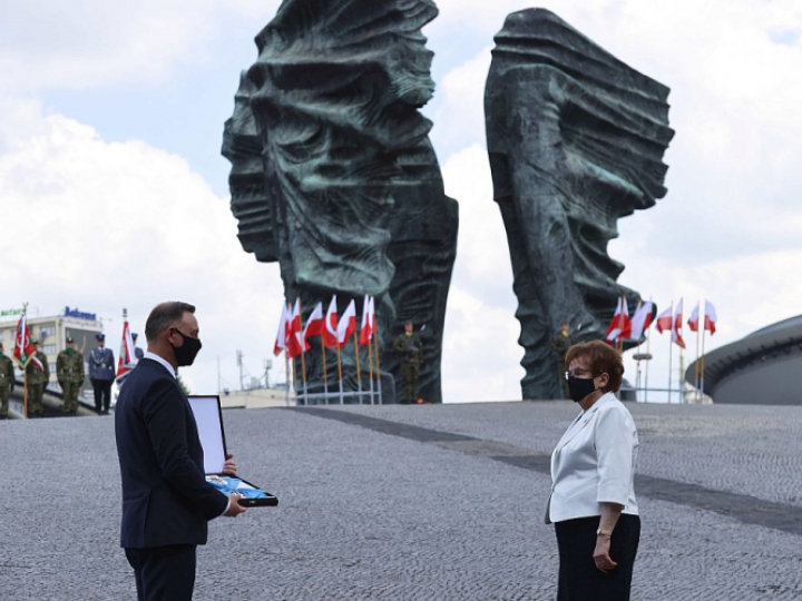 Prezydent RP Andrzej Duda (L) przekazuje na ręce rodziny Order Orła Białego nadany pośmiertnie Alfonsowi Zgrzebniokowi. Fot. PAP/A. Grygiel