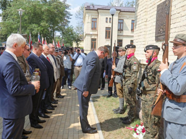 Szef Urzędu do Spraw Kombatantów i Osób Represjonowanych Jan Józef Kasprzyk (C), wojewoda podlaski Bohdan Paszkowski (L), starosta augustowski Jarosław Szlaszyński (4L) oraz poseł PiS Jarosław Zieliński (3L) podczas odsłonięcia tablicy pamiątkowej. Augustów, 25.07.2021. Fot. PAP/A. Reszko