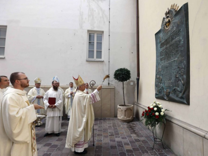 Metropolita częstochowski abp Wacław Depo (P) podczas poświęcenia tablicy upamiętniającej „Cud nad Wisłą” na Jasnej Górze. Fot. PAP/W. Deska