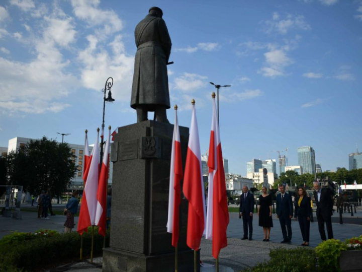 Wicemarszałek Sejmu Małgorzata Kidawa-Błońska (2P), wiceprzewodnicząca Klubu Parlamentarnego Koalicji Obywatelskiej Barbara Nowacka (2L), wiceprzewodniczący Klubu Parlamentarnego Koalicji Obywatelskiej Rafał Grupiński (P), poseł KO Czesław Mroczek (L) i europoseł Andrzej Halicki (C) podczas złożenia wieńca przed Pomnikiem Marszałka Józefa Piłsudskiego w Warszawie. 15.08.2021. Fot. PAP/M. Obara