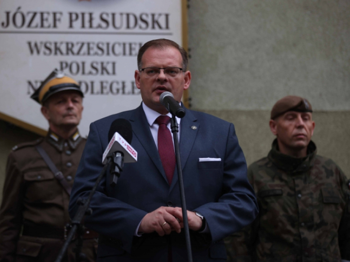 Kraków, 06.08.2021. Szef Urzędu do Spraw Kombatantów i Osób Represjonowanych Jan Józef Kasprzyk (C) podczas uroczystego apelu z okazji rozpoczęcia Marszu Szlakiem I Kompanii Kadrowej. Fot. PAP/Ł. Gągulski