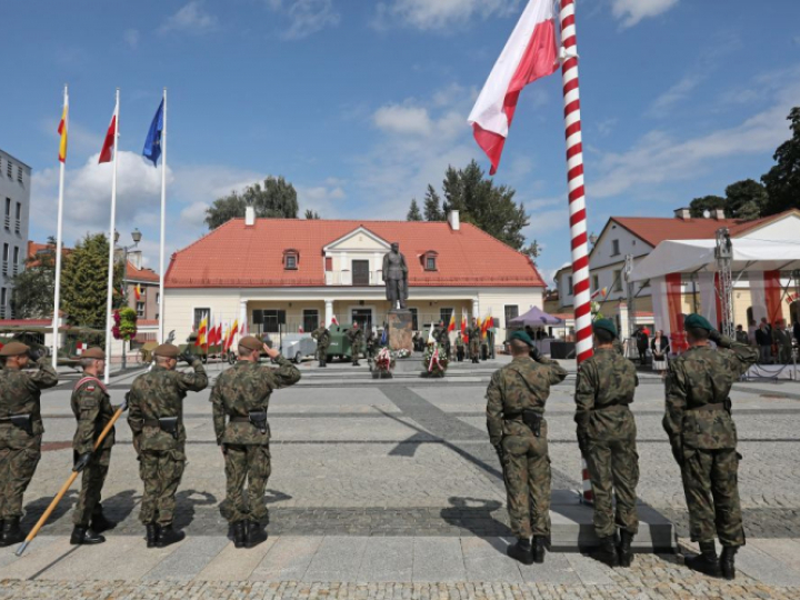 Żołnierze 18. Białostockiego Pułku Rozpoznawczego i 1. Podlaskiej Brygady Obrony Terytorialnej podczas uroczystości na Rynku Kościuszki w stolicy Podlasia w 101. rocznicę bitwy o miasto. Fot. PAP/A. Reszko