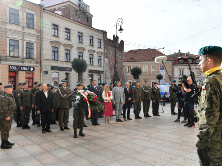 zef Urzędu do Spraw Kombatantów i Osób Represjonowanych Jan Józef Kasprzyk (P) podczas uroczystości złożenia kwiatów pod tablicami poświęconymi Legionom Józefa Piłsudskieg oraz pracownikom Urzędu Miejskiego poległym w trakcie II wojny światowej przy pl. Łokietka w Lublinie. Fot. PAP/W. Jargiło
