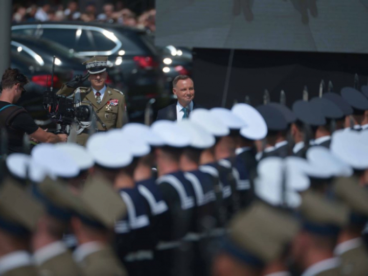 Prezydent RP Andrzej Duda (C-P) i szef Sztabu Generalnego Wojska Polskiego Rajmund Andrzejczak (C-L) podczas uroczystej odprawy wart przed Grobem Nieznanego Żołnierza. Warszawa, 15.08.2021. Fot. PAP/M. Obara