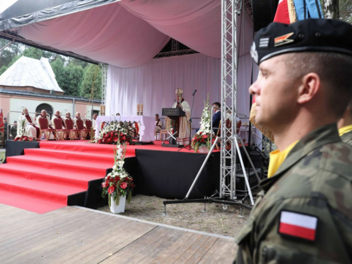 Biskup Romuald Kamiński (C) przewodniczy mszy świętej w Sanktuarium Matki Bożej Zwycięskiej w Ossowie. 15.08.2021. Fot. PAP/A. Zawada