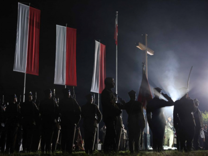 Apel pamięci pod krzyżem ks. mjr. I. Skorupki w Ossowie. 14.08.2021. Fot. PAP/L. Szymański